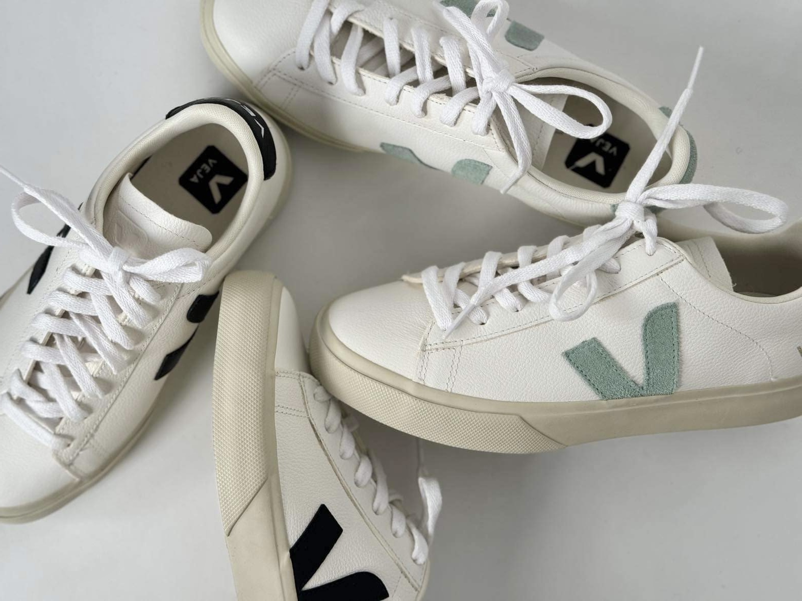 Sneakers liggende på gulv