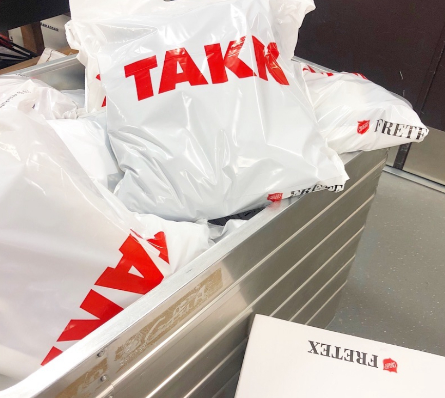 Tralle med ferdigpakkede bestillinger