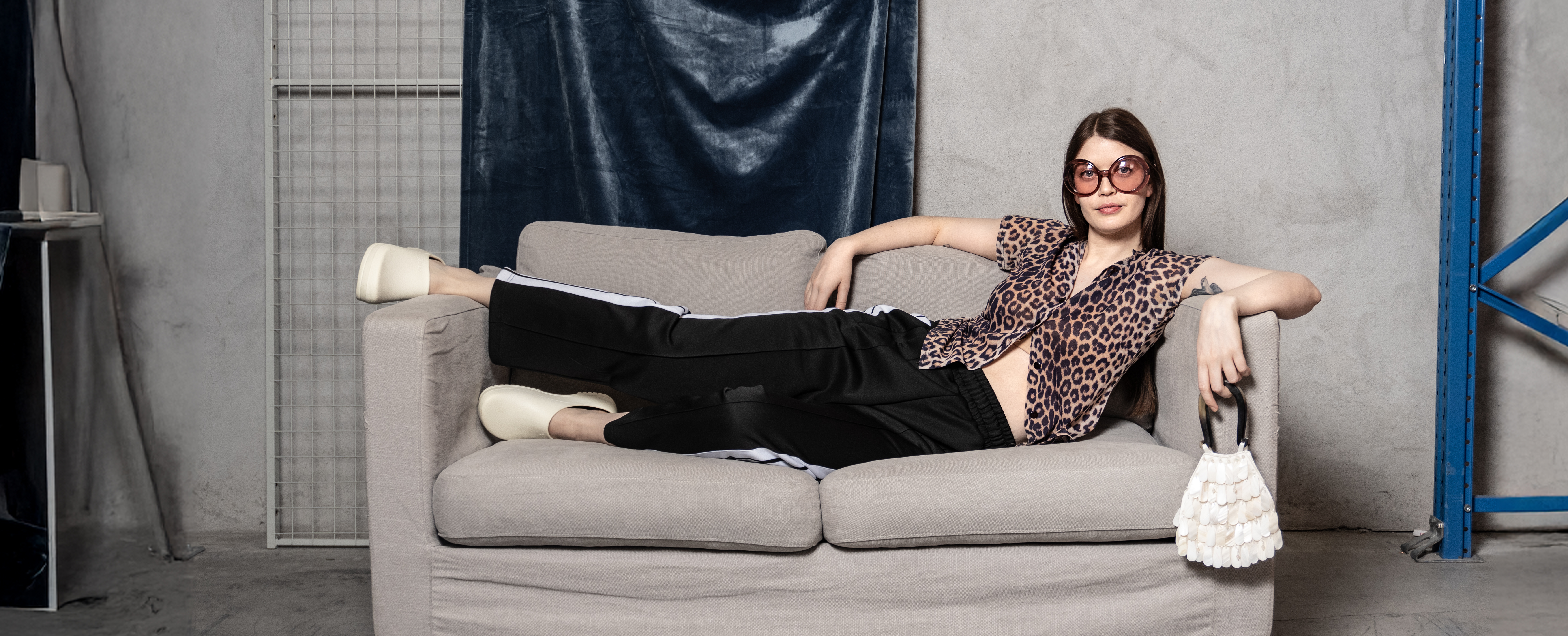 dame med solbriller og blazer.