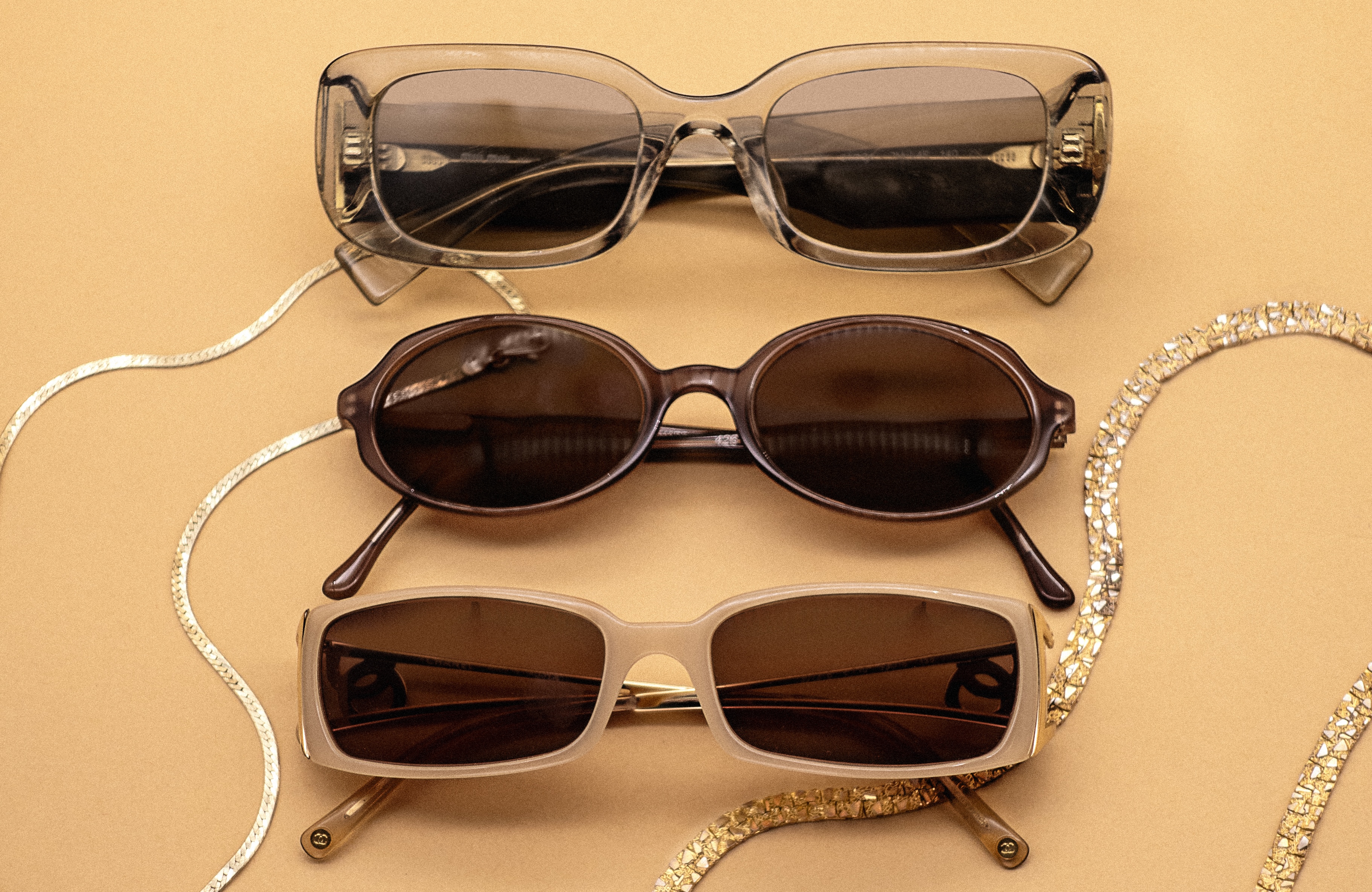 Tre solbriller og to gullsmykker