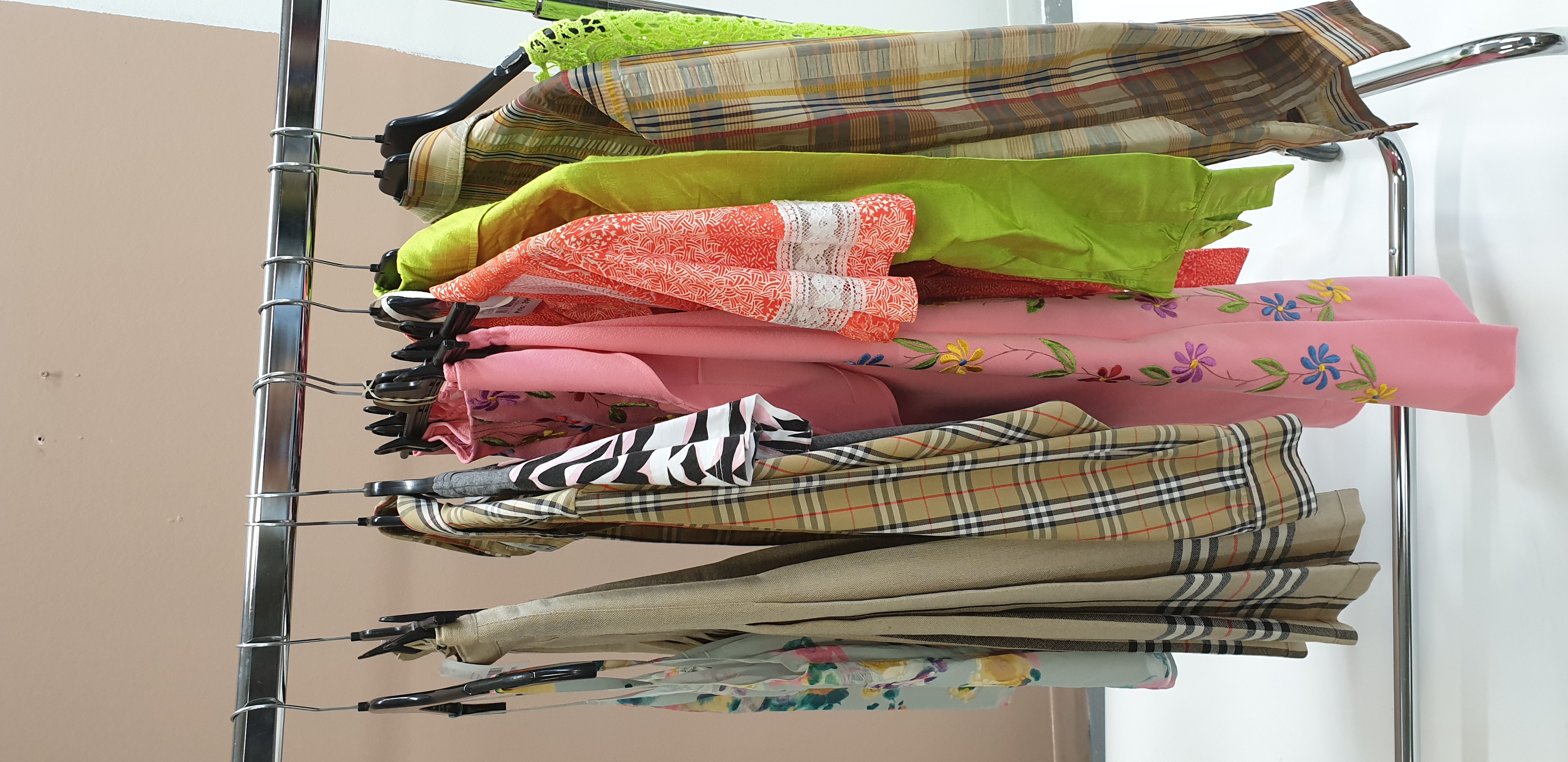 klær på henger på rekke og rad på et stativ