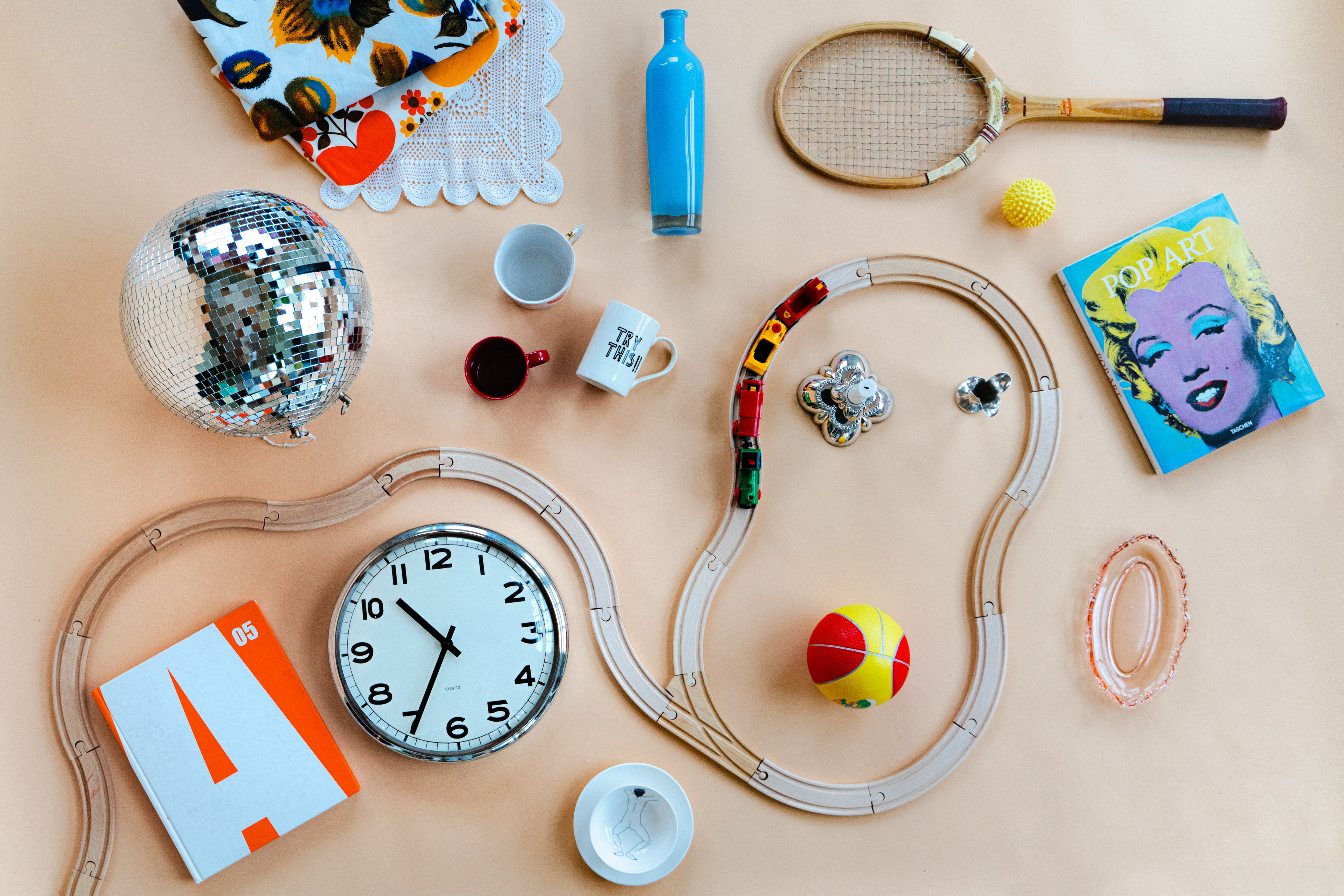 togbane, duk, bok, klokke, krus mm