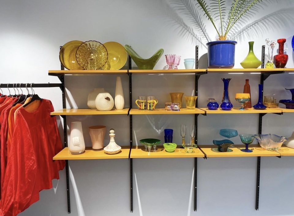 Hylle med glass og interiør