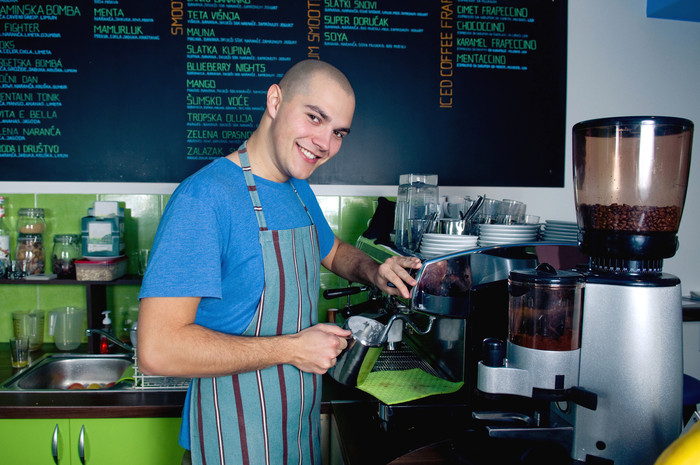Mann som jobber på cafe
