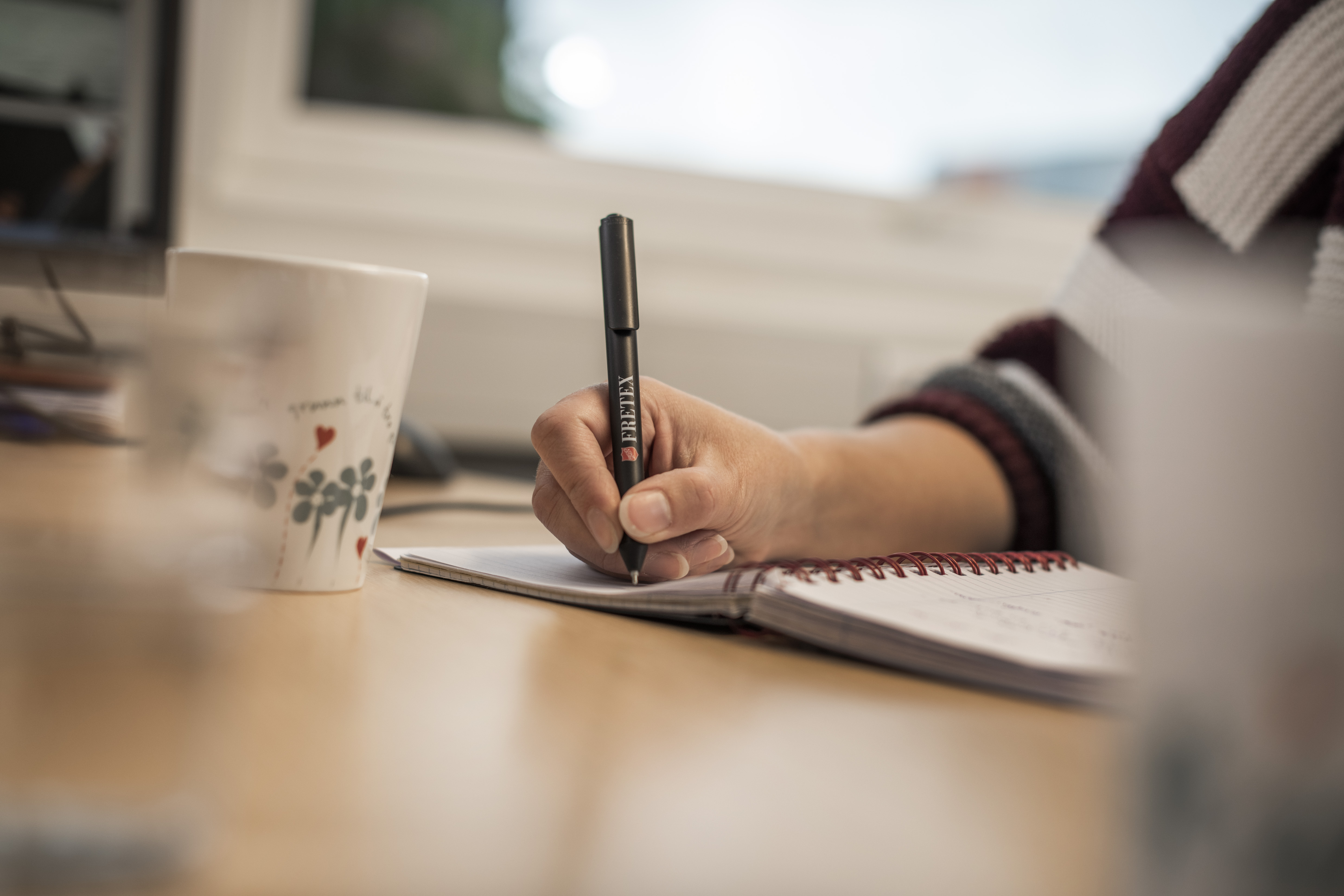 Tar notater i ei blokk