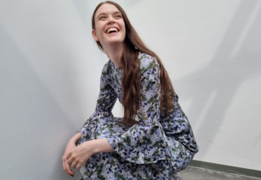 dame i blå kjole